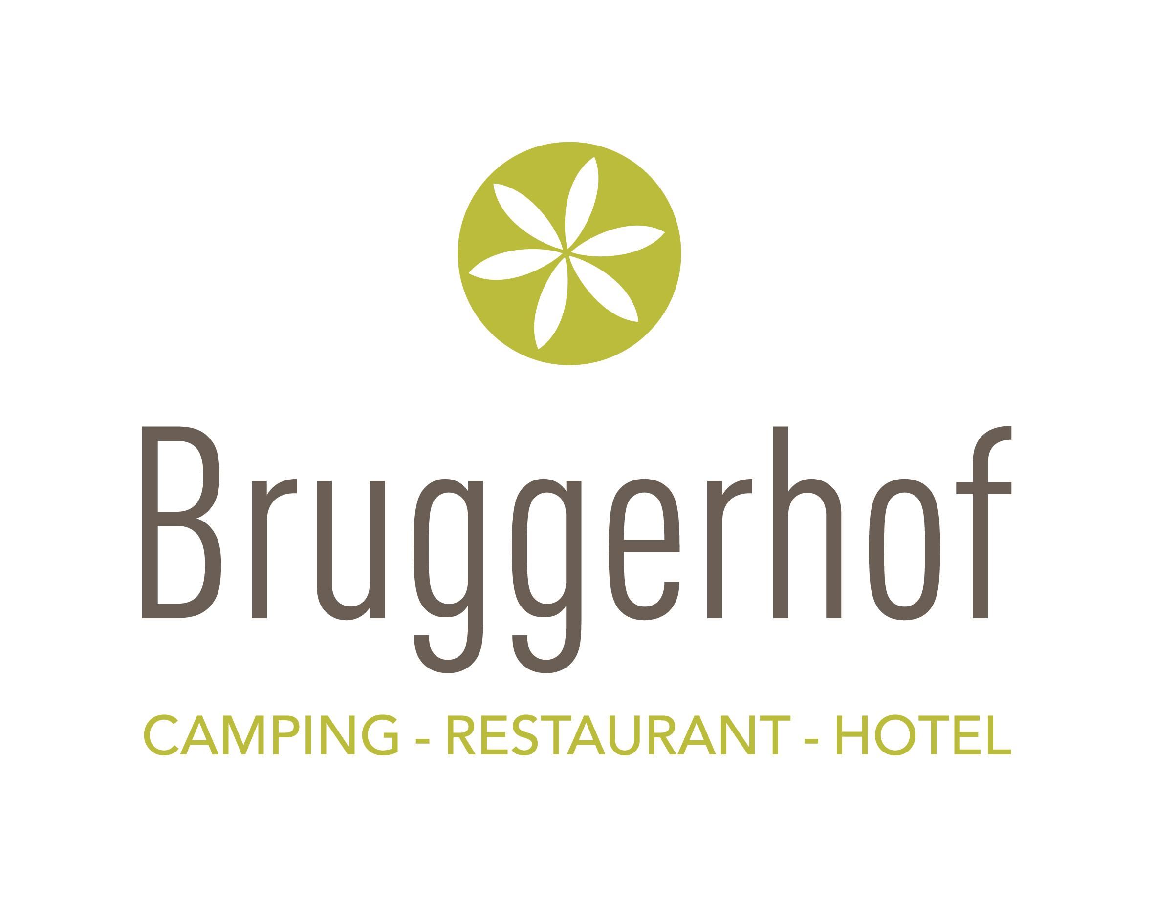 Ein Logo des Bruggerhofs, das Camping, Restaurant und Hotel anbietet. Es enthält ein einfaches, modernes Design mit einer Blume und klarer Schrift.