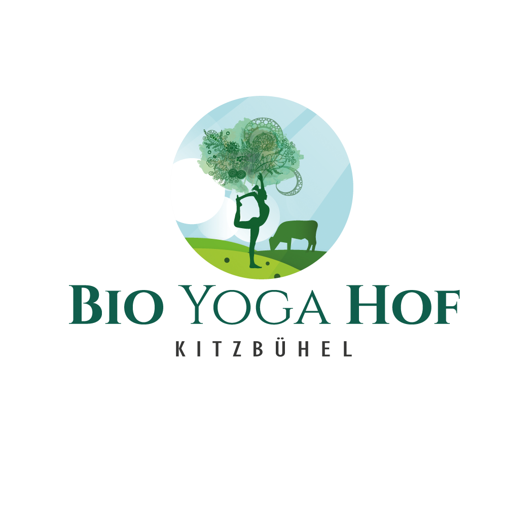 Ein Logo von "Bio Yoga Hof" in Kitzbühel. Es zeigt eine Person in Yoga-Position vor einem Baum und einer Kuh, umgeben von einer natürlichen Landschaft.