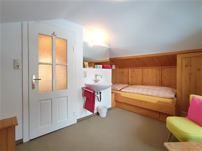 Double room, running hot/cold water