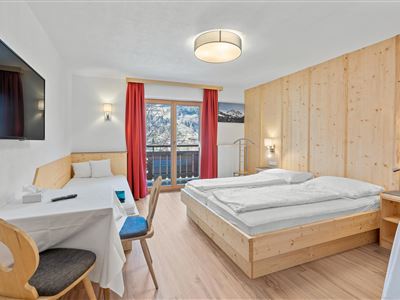 Doppel- oder Dreibettzimmer mit Badewanne