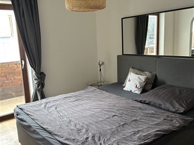 Apartment, shower and bath, toilet, facing the garden