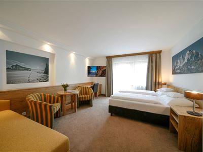 Double room with shower, bath tub, WC