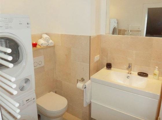 2. Badezimmer mit Waschmaschine und Trockner