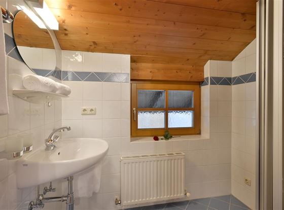 Appartement-Holzleitner-Jochberg-Badezimmer1