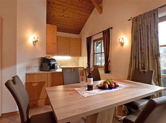 Appartement-Holzleitner-Jochberg-Kueche-Esstisch