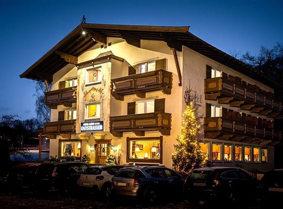 AussenansichtHotelGarniEntstrasserNachtWinter2019 