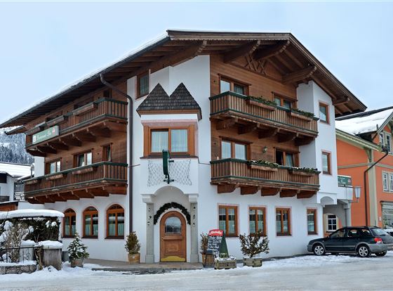 Cafe-Heim-Hubert-Bahnhofstrasse-1-Kirchberg-Haus-W