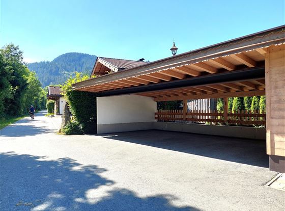 Carport und Radweg