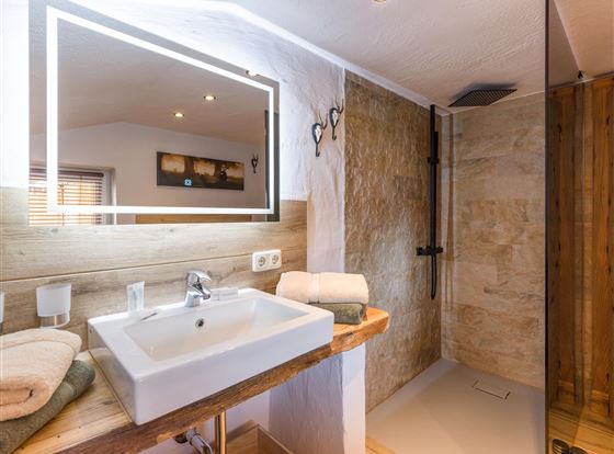 Chalet_Huettenzauber Badezimmer / Duschansicht