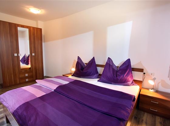 "Chalet" schönes Schlafzimmer mit Doppelbett und