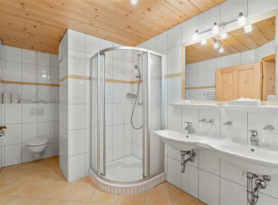 Familiensuite 12 Badezimmer