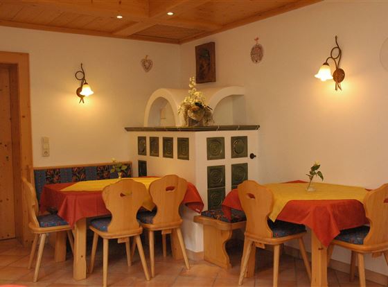 Frühstücksraum mit Kachelofen