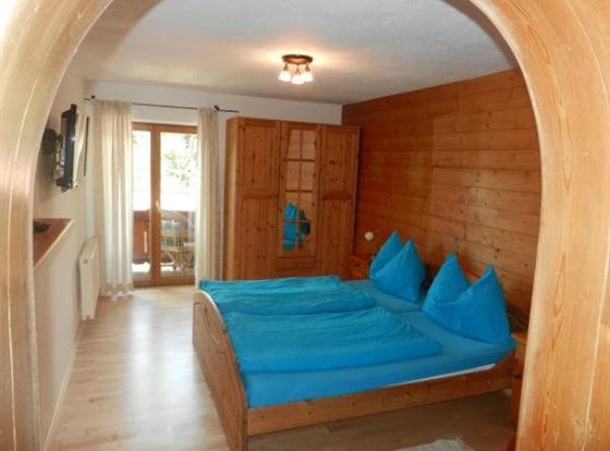 Henntalhof_Kitzbühel_Sommer_Schlafzimmer FeWo1.jpg