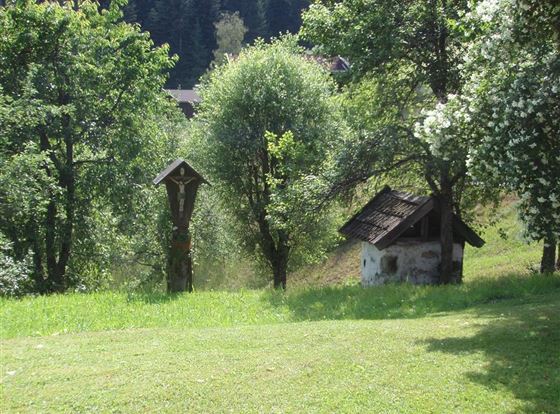 Hergott und Backofen neben dem Haus