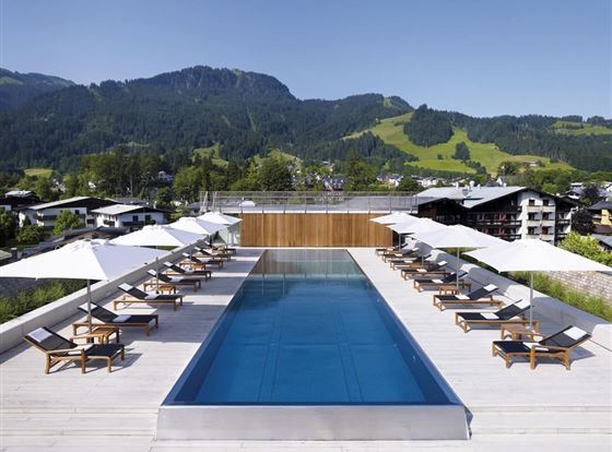 Hotel Schwarzer Adler Dachpool Blick Hahnenkamm