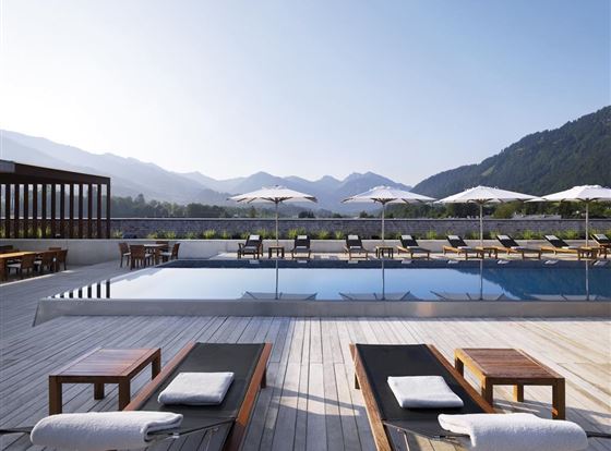 Hotel Schwarzer Adler Dachpool Blick Pass Thurn