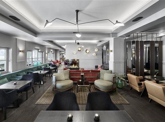 Hotel Schwarzer Adler Hotellobby mit offenem Kamin