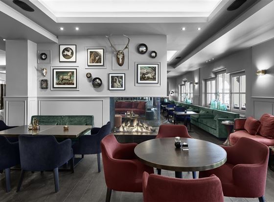 Hotel Schwarzer Adler Hotellobby mit offenem Kamin