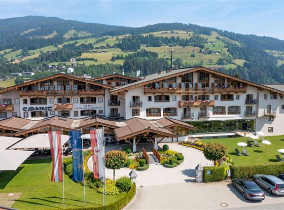 Hotel Sonne im Sommer - Außenansicht mit Eingang
