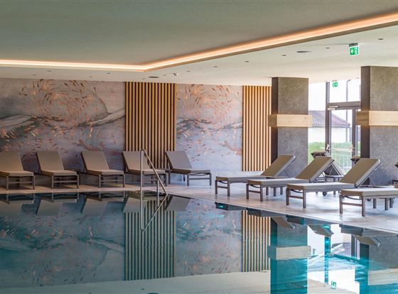 Hotel Sonne - Innenpool mit Liegebereich