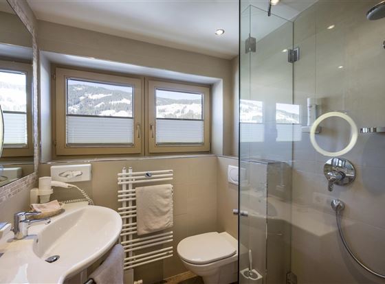 Hotel_Zentral_Kirchberg_02_2019_Zimmer_312_Badezim