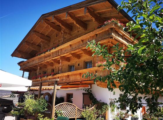 Hotelansicht im Sommer