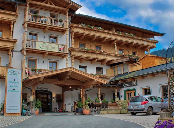 Hotelzufahrt im Sommer@Hacksteiner