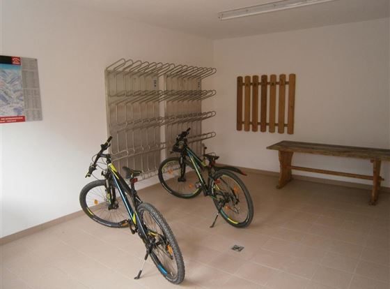 Closed hot and dry areas for shoes, skis, bikes on the ground floor!