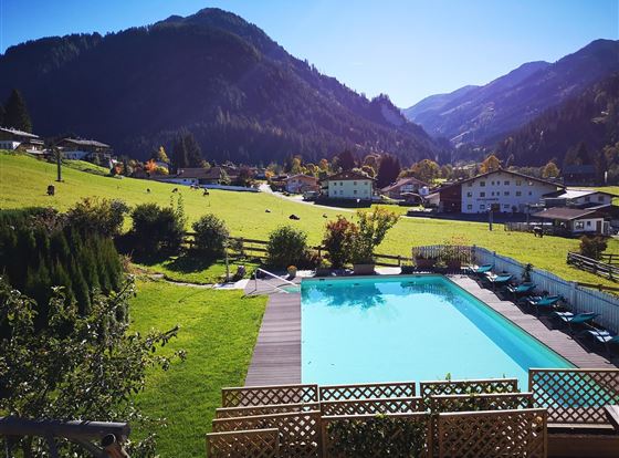 Schwimmbad im Herbst