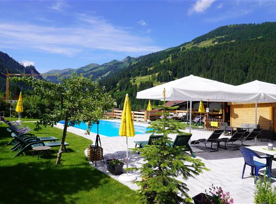 Schwimmbad-Terrasse1