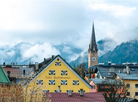 Stadtansicht Häuserzeile Frühling (c) Kitzbühel To