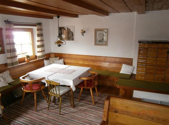 unsere Stube mit dem gemütlichen Kachelofen