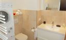 2. Badezimmer mit Waschmaschine und Trockner