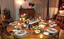 Ein gemütlicher Esstisch mit mehreren Gedecken und Kerzenlicht. Die Atmosphäre ist warm und einladend, ideal für ein Dinner mit Freunden oder Familie.