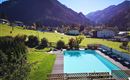Schwimmbad im Herbst