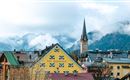 Stadtansicht Häuserzeile Frühling (c) Kitzbühel To